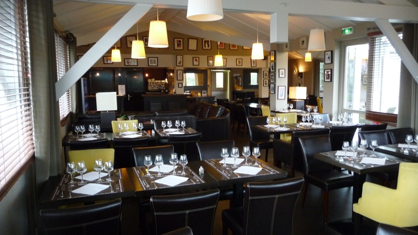 Imagen del bar/restaurante del Hotel Acadie Villebon sur Yvette. Foto 8