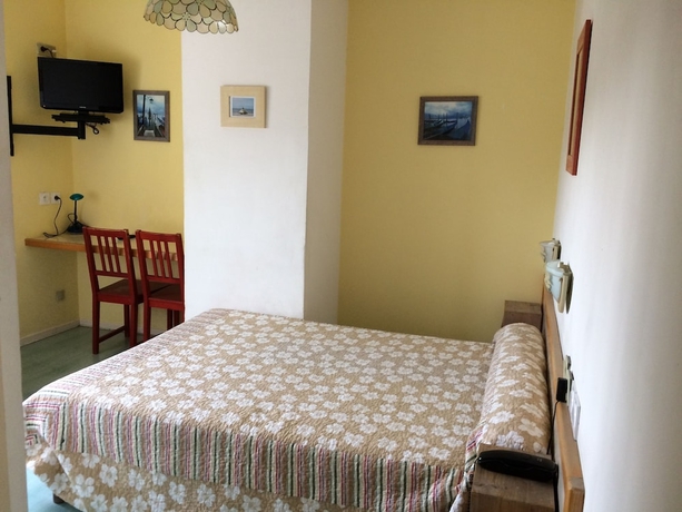 Imagen de la habitación del Hotel Acapulco, Montpellier. Foto 12