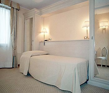 Imagen de la habitación del Hotel Acca. Foto 7