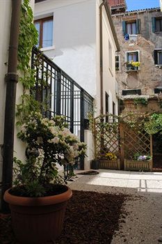 Imagen de los exteriores del Hotel Acca. Foto 10