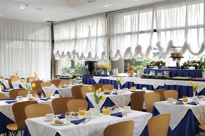 Imagen del bar/restaurante del Hotel Acca Sporting Milano. Foto 2