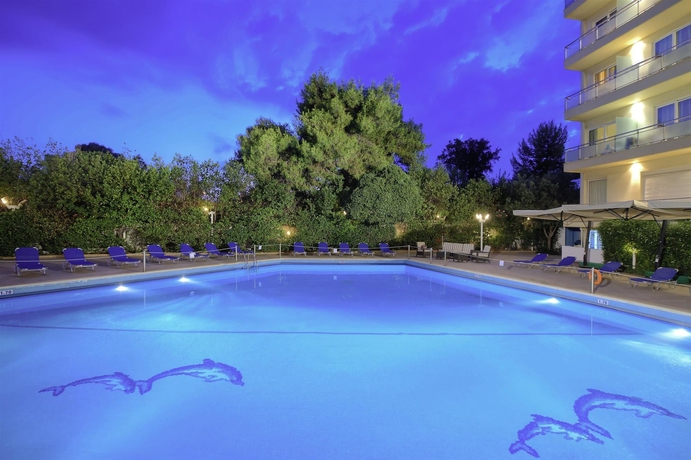 Imagen de la piscina del Hotel Ace and Swim Club Athens. Foto 16