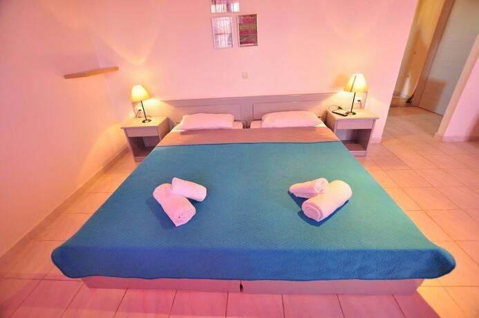 Imagen de la habitación del Hotel Acharavi Garden. Foto 11