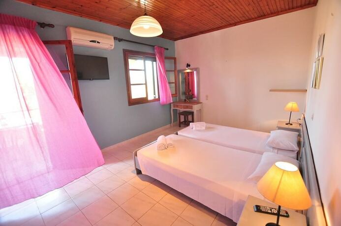 Imagen de la habitación del Hotel Acharavi Garden. Foto 17