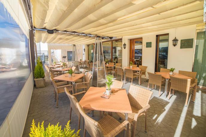 Imagen de los exteriores del Hotel Acinipo. Foto 8