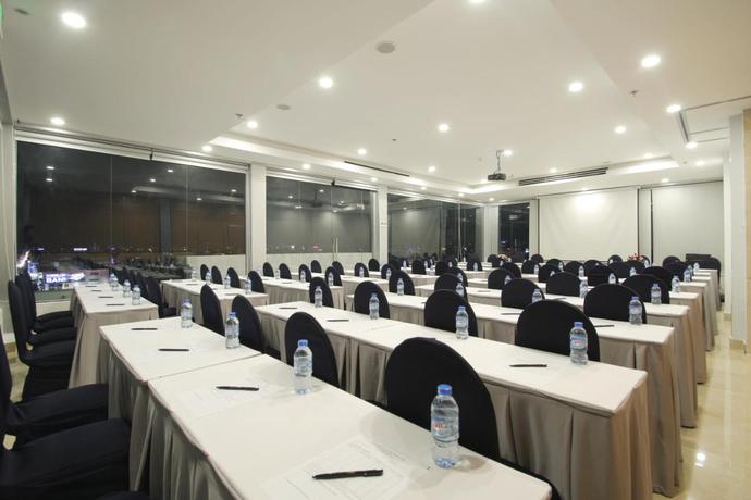 Imagen de los interiores del Hotel Acnos Grand. Foto 8