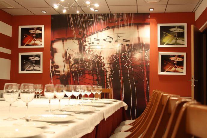 Imagen del bar/restaurante del Hotel Acosta Ciudad De La Musica. Foto 3