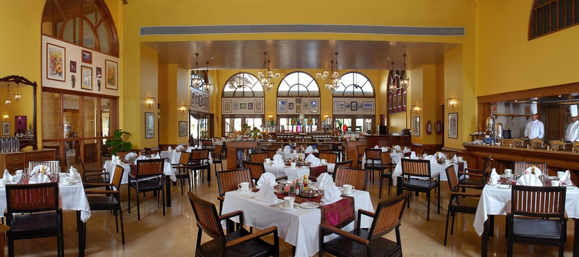 Imagen del bar/restaurante del Hotel Acron Candolim Regina. Foto 2
