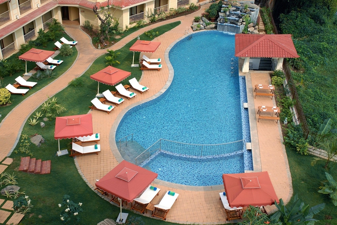 Imagen de la piscina del Hotel Acron Candolim Regina. Foto 12