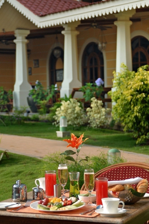 Imagen del bar/restaurante del Hotel Acron Candolim Regina. Foto 4