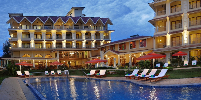 Imagen de la piscina del Hotel Acron Candolim Regina. Foto 14