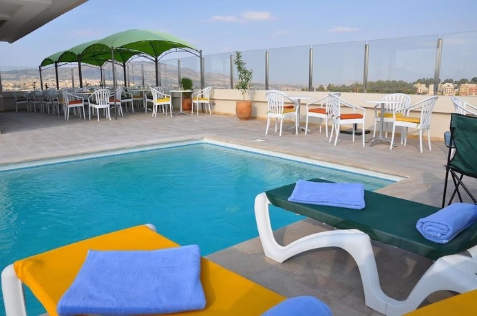 Imagen de la piscina del Hotel Across s and Spa Fès. Foto 5