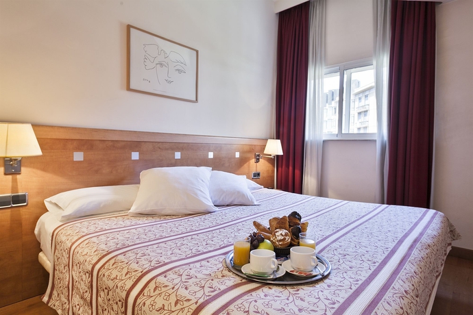 Imagen de la habitación del Hotel Acta Antibes. Foto 15