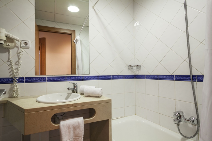 Imagen de la habitación del Hotel Acta Antibes. Foto 16