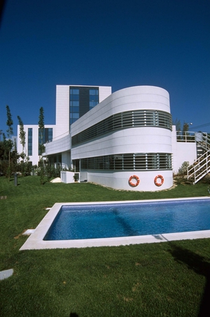 Imagen de la piscina del Hotel Acta Sant Just. Foto 16