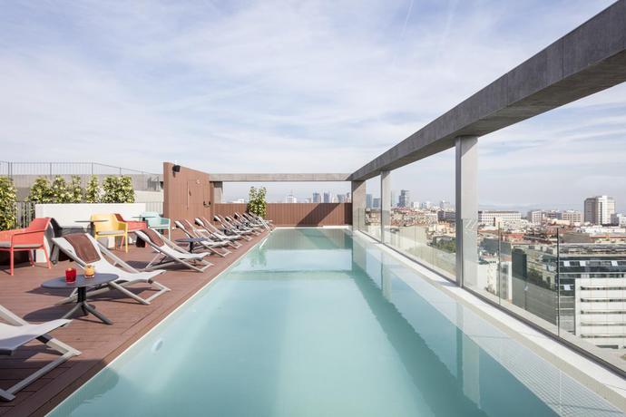 Imagen de la piscina del Hotel Acta Voraport. Foto 9