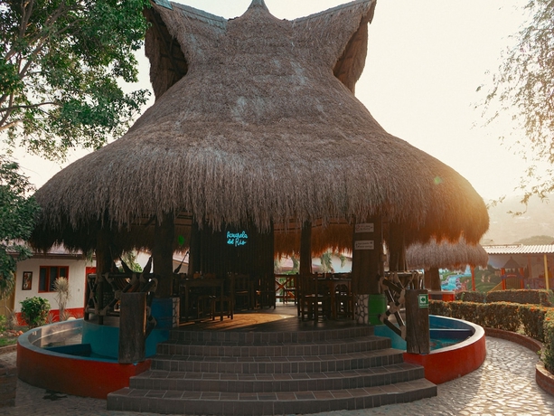 Imagen de la piscina del Hotel Acuarela del Rio. Foto 16
