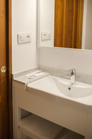 Imagen de la habitación del Hotel Ad Hoc Carmen. Foto 9