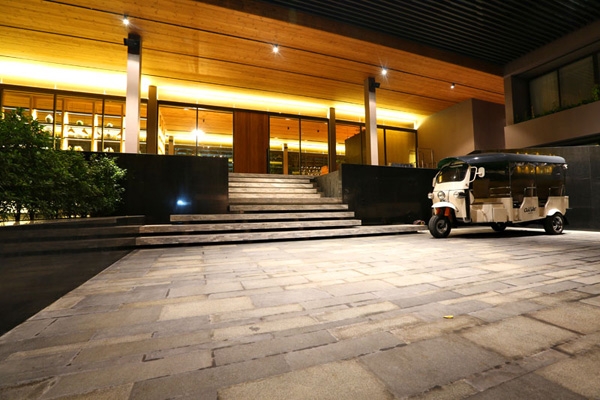 Imagen de los exteriores del Hotel Ad Lib. Foto 4