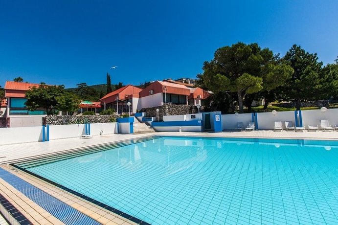 Imagen de la piscina del Hotel Ad Turres. Foto 15