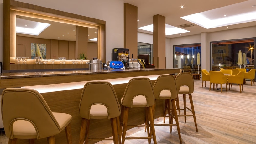 Imagen del bar/restaurante del Hotel Ada Julian Marmaris. Foto 6
