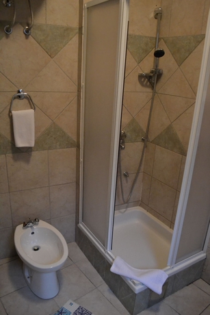 Imagen de la habitación del Hotel Ada, Sarajevo. Foto 13
