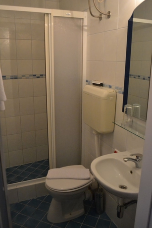 Imagen de la habitación del Hotel Ada, Sarajevo. Foto 17