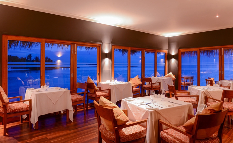 Imagen del bar/restaurante del Hotel Adaaran Prestige Ocean Villas. Foto 4