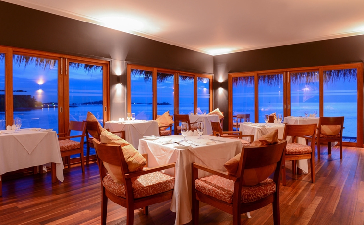 Imagen del bar/restaurante del Hotel Adaaran Prestige Ocean Villas. Foto 5