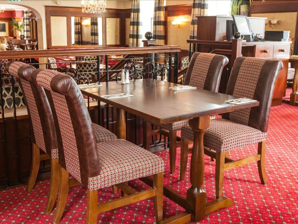 Imagen del bar/restaurante del Hotel Adair Arms. Foto 5