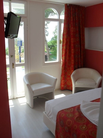 Imagen de la habitación del Hotel Adalia. Foto 8