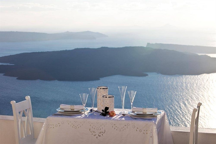 Imagen del bar/restaurante del Hotel Adamant Suites. Foto 3