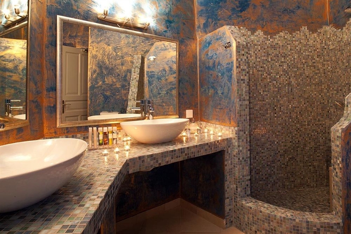 Imagen de la habitación del Hotel Adamant Suites. Foto 5