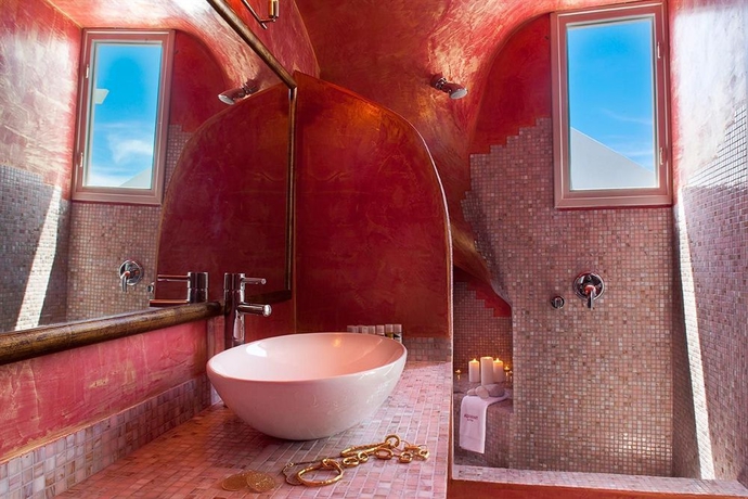 Imagen de la habitación del Hotel Adamant Suites. Foto 10