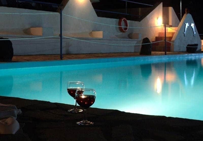 Imagen de la piscina del Hotel Adamastos. Foto 17