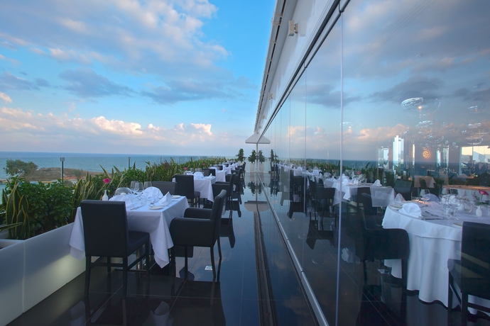 Imagen del bar/restaurante del Hotel Adams Beach. Foto 3