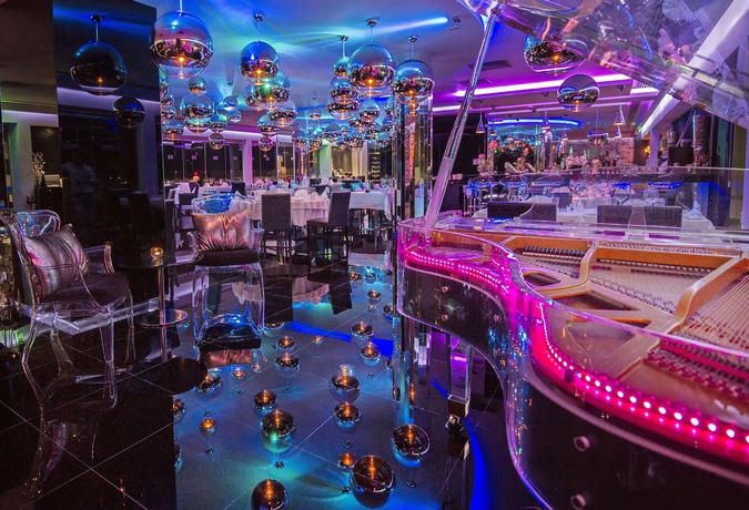 Imagen del bar/restaurante del Hotel Adams Beach. Foto 4