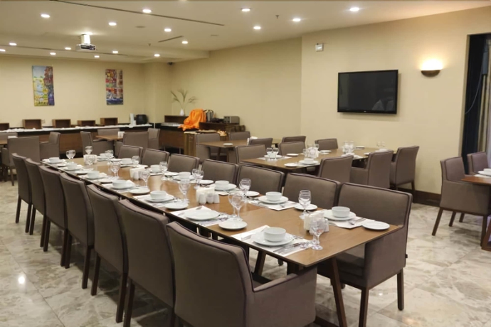 Imagen del bar/restaurante del Hotel Adana Plaza Otel. Foto 3