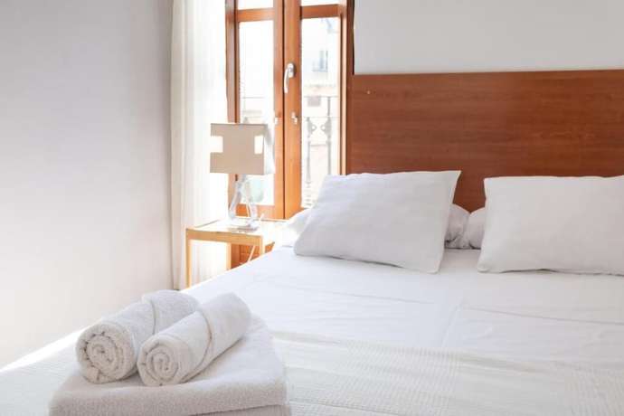 Imagen de la habitación del Hotel Adarve Flats. Foto 16