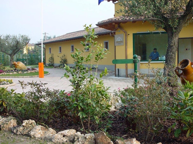 Imagen de los exteriores del Hotel Adda. Foto 17