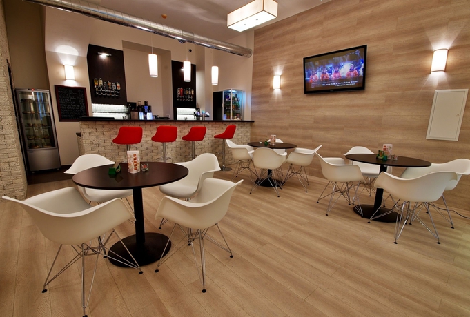 Imagen del bar/restaurante del Hotel Adeba. Foto 2