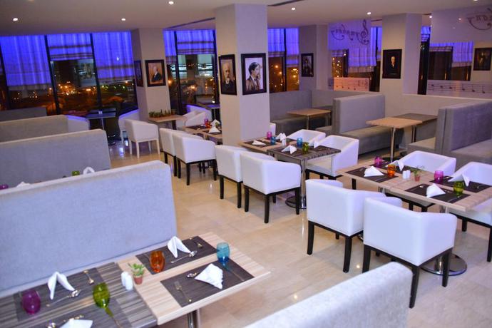 Imagen del bar/restaurante del Hotel Adef. Foto 2