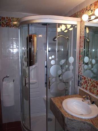 Imagen de la habitación del Hotel Adeko. Foto 5