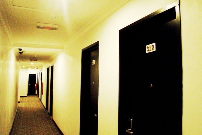 Imagen de los interiores del Hotel Adel. Foto 6