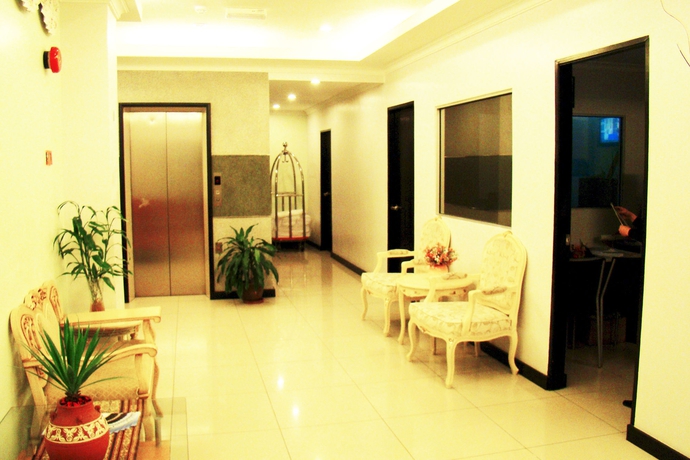 Imagen de los interiores del Hotel Adel. Foto 7