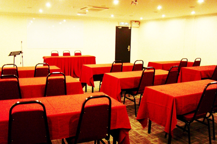 Imagen de los interiores del Hotel Adel. Foto 8