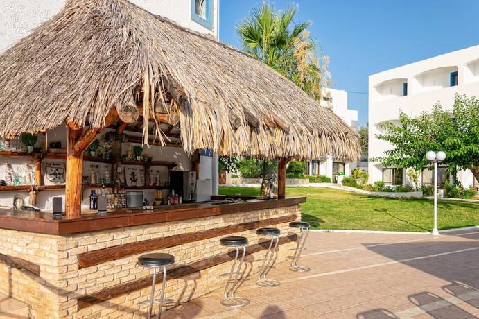 Imagen del bar/restaurante del Hotel Adel Paradise. Foto 2
