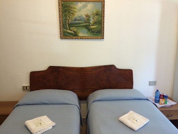 Imagen de la habitación del Hotel Adelchi. Foto 16