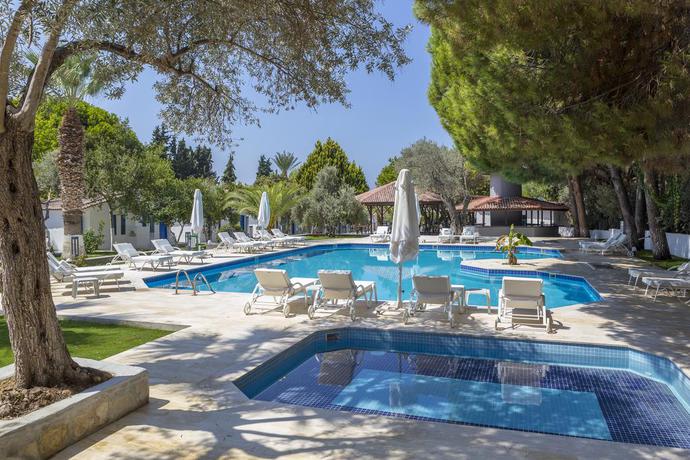 Imagen de la piscina del Hotel Adella Garden Marina. Foto 14