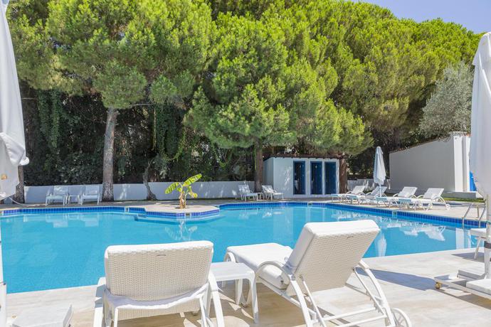 Imagen de la piscina del Hotel Adella Garden Marina. Foto 15
